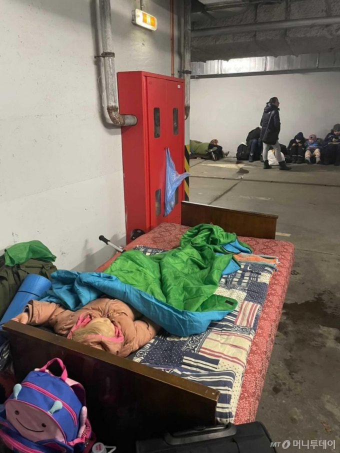 5살 여아 올렉산드라가 지난 1일(한국시각) 크이우(키예프)의 한 지하 대피소에서 옷을 입은 채로 간이침대에서 잠에 들었다./사진제공=재한 우크라이나인 보단 칼핀스키