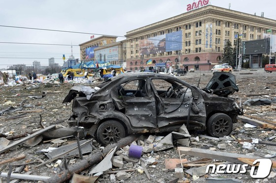(하르키우 AFP=뉴스1) 우동명 기자 = 1일(현지시간) 우크라이나 하르키우에서 러시아 군의 포격에 파괴된 시청과 차량이 보인다. 