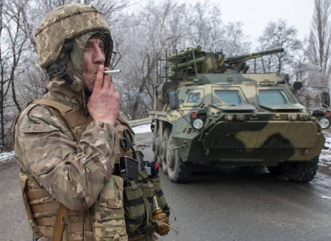 우크라이나 하르키우 외곽에서 한 우크라이나 군인이 장갑차 부근에서 담배를 피우고 있다./AFPBBNews=뉴스1