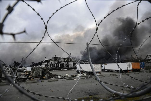 (스토얀카 AFP=뉴스1) 우동명 기자 = 4일 (현지시간) 러시아 군의 포격으로 우크라이나 수도 키이우 인근 스토얀카의 창고에서 검은 연기가 솟아오르고 있다.    (C) AFP=뉴스1  