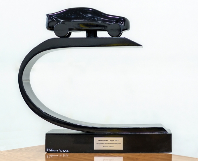 XM3가 수상한 ‘2022 부아튀르 드 라거스' 및 '컴팩트 SUV 및 MPV 부문 1위' 트로피/사진제공=르노삼성자동차