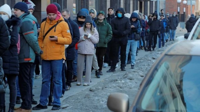 27일(현지시간) 러시아 상트페테르부르크에서 사람들이 현금인출기 앞에 길게 줄을 서 있다. /사진=로이터