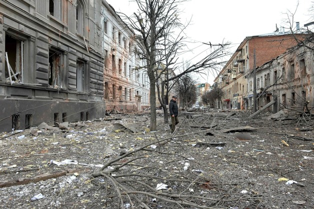  7일(현지시간) 우크라이나 하르키우에서 러시아군의 포격을 받아 쓰레기로 덮인 거리의 모습이 보인다. 2022.3.7./사진=(하르키우 AFP=뉴스1)