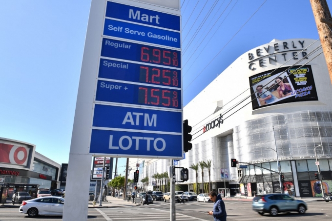 7일(현지시간) 미국 캘리포니아주 로스앤젤레스(LA)의 한 주유소에 표시된 휘발유 가격./사진=AFP