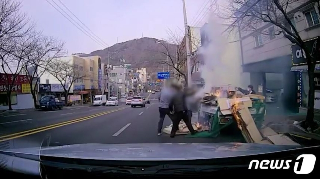 아찔했던 1톤 트럭 화재, 택시기사·고교생 3명이 완벽진압[영상]