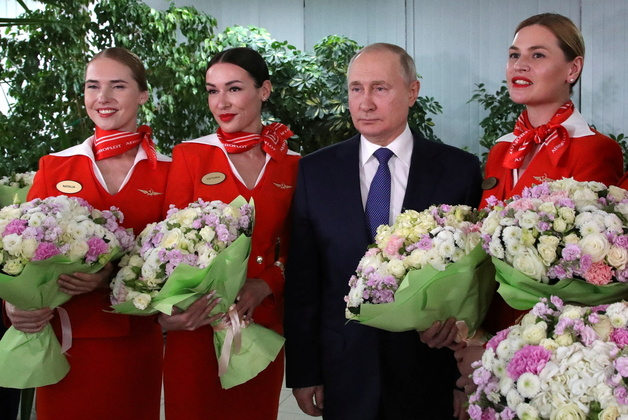 (모스크바 로이터=뉴스1) 우동명 기자 = 블라디미르 푸틴 러시아 대통령이 5일(현지시간) 국제 여성의 날을 앞두고 모스크바에서 러시아 항공사 여성 승무원들과 꽃다발을 들고 있다.  (C) 로이터=뉴스1  