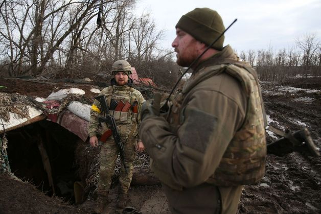 (루간스크 AFP=뉴스1) 우동명 기자 = 6일 (현지시간) 우크라이나 루간스크 지방에서 러시아 군, 친러시아 반군과 전투를 치른 우크라이나 군이 벙커 앞에서 얘기를 하고 있다.  (C) AFP=뉴스1  