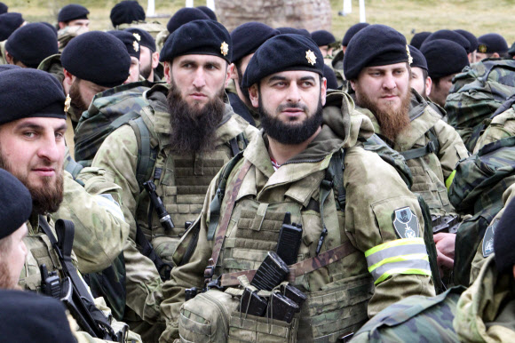 지난달 25일(현지시간) 러시아 남부 체첸공화국 수도 그로즈니 중앙광장에 체첸 민병대 자원병들이 군사용 장비 검토 등을 위해 모여 있다. /AP=뉴시스