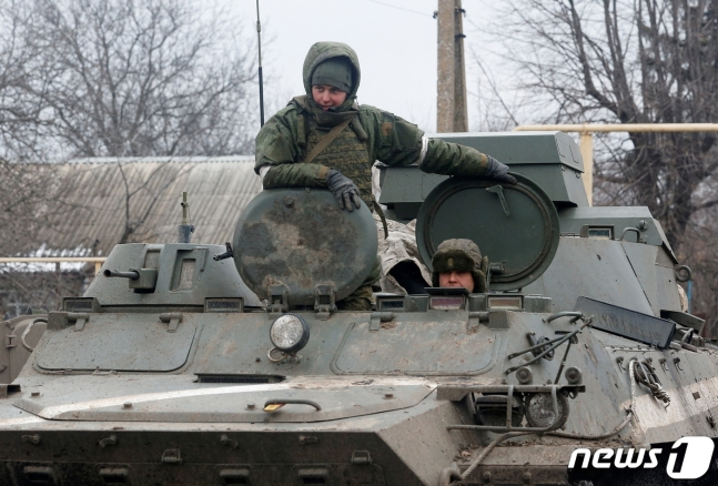 5일(현지시간) 우크라이나 도네츠크 지역에서 친 러시아 반군이 장갑차를 타고 순찰을 하고 있다. (C) 로이터=뉴스1 