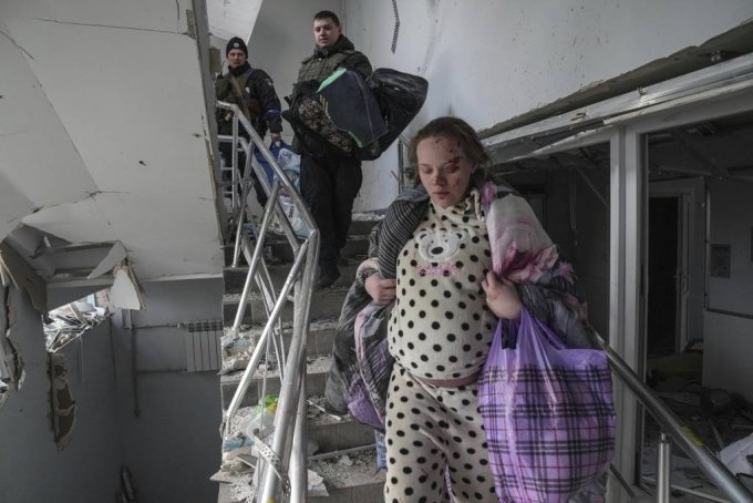 [마리우폴=AP/뉴시스] 9일(현지시간) 우크라이나 마리우폴에서 산부인과 병원이 러시아군의 포격을 받아 부상을 입은 임산부가 서둘러 대피하고 있다. 볼로디미르 젤렌스키 우크라이나 대통령은 "아이들과 사람들이 병원 잔해에 깔려 있다"라며 이번 공격을 "잔혹 행위"라고 비난했다. 2022.03.10.