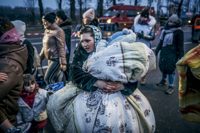 우크라이나 주민들이 루마니아 국경을 넘고 있다. /사진=블룸버그