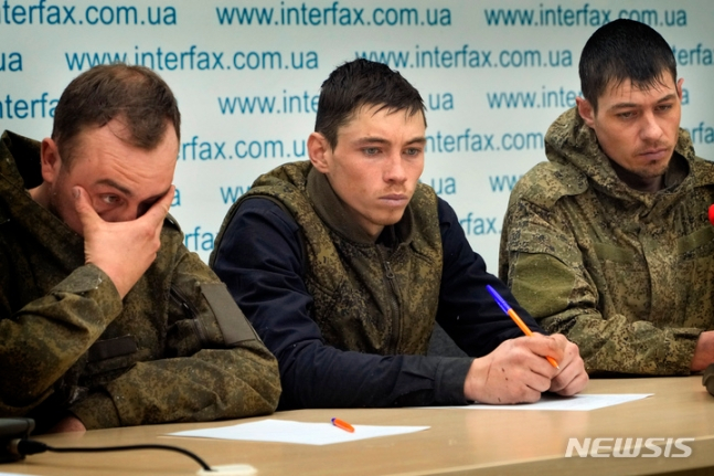 [키이우=AP/뉴시스] 우크라이나군에 포로로 잡힌 러시아 군인들이 5일(현지시간) 우크라이나 키이우에서 열린 기자회견에 참석해 질문에 답하고 있다. 2022.03.06.