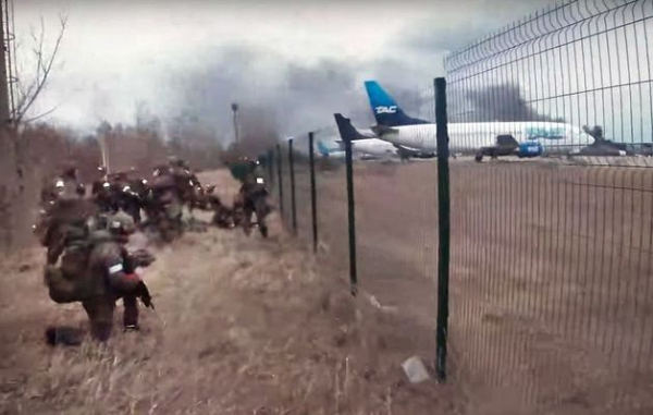 (AFP=뉴스1) 우동명 기자 = 12일 (현지시간) 우크라이나를 침공한 러시아 공수부대원이 공항을 공격하고 있다.  (C) AFP=뉴스1  