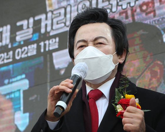 (서울=뉴스1) 신웅수 기자 = 허경영 국가혁명당 대선 후보가 15일 오후 서울 여의도 국회 앞에서 열린 출정식에서 지지를 호소하고 있다. 2022.2.15/뉴스1  