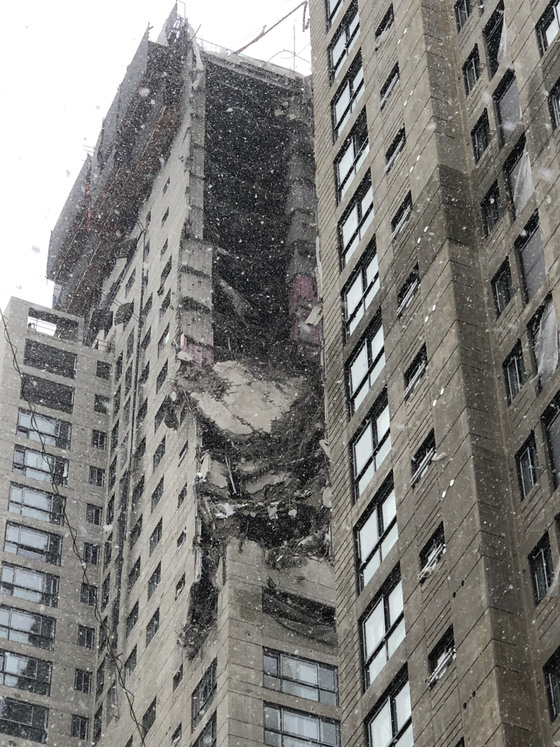 지난 1월11일 오후 3시47분쯤 광주 서구 화정동 아파트 공산 현장 외벽이 무너져 있다(독자제공)/사진=뉴스1