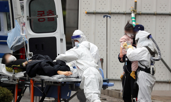 (서울=뉴스1) 황기선 기자 = 14일 오후 서울 중랑구 서울의료원에서 응급의료센터에서 의료진들이 환자를 이송하고 있다. 