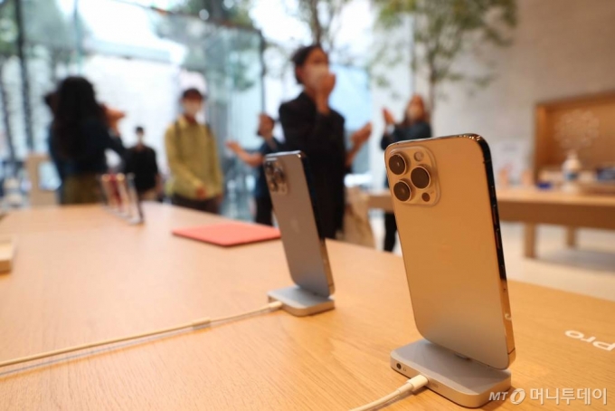 애플 신형 스마트폰 '아이폰13' 시리즈가 국내 정식 출시된 8일 오전 서울 강남구 애플스토어 가로수길에서 고객들이 '아이폰13'을 살펴보고 있다. /사진=머니S 장동규 기자