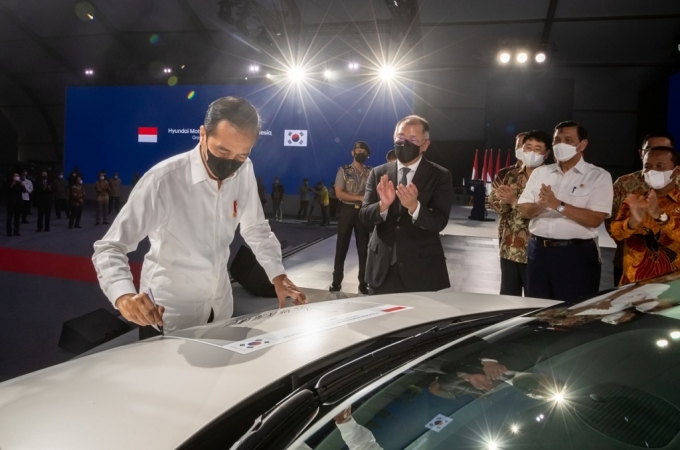 조코 위도도 인도네시아 대통령(왼쪽)이 16일 인도네시아 브카시시 델타마스 공단 내 현대차 인도네시아 공장 준공식에서 아이오닉 5 차량에 서명을 하고 있다. 정의선 현대차그룹 회장(가운데)이 박수를 치며 이를 지켜보는 모습. / 사진=현대차.