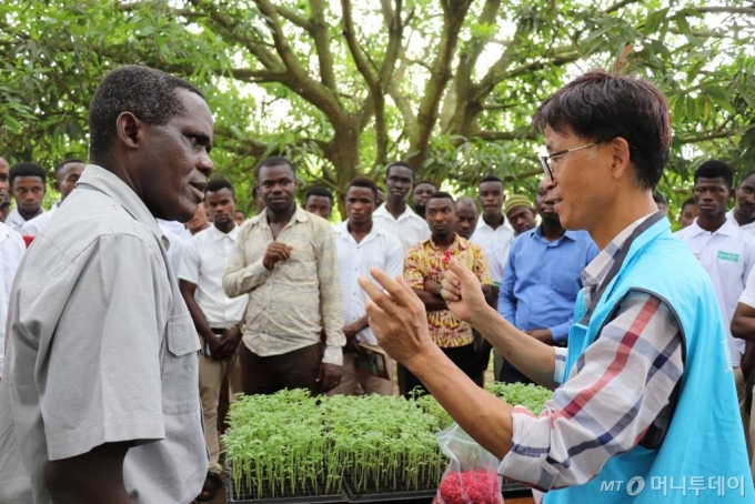 조경래 코피아(KOPIA) 가나센터 소장이 현지 농민들을 대상으로 채소 모종 접목기술을 교육하고 있다.
