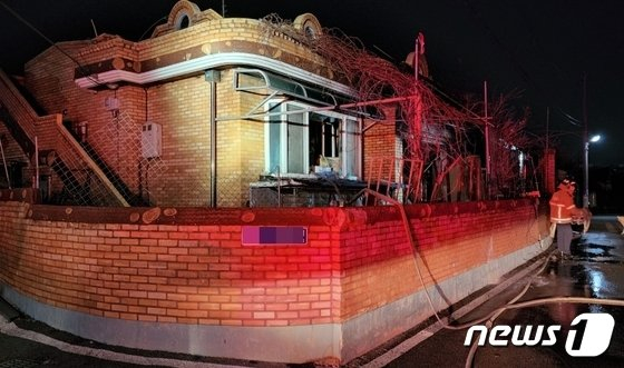 지난 16일 오후 10시47분께 김제시 신풍동의 한 단독주택에서 불이 났다.(전북소방본부 제공)2022.3.17/(C) 뉴스1