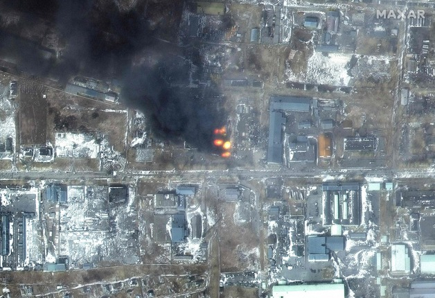 (마리우폴 AFP=뉴스1) 우동명 기자 = 12일 (현지시간) 우크라이나 마리우폴의 산업 지역이 러시아 군의 공습을 받아 불 타고 있다.  (C) AFP=뉴스1  