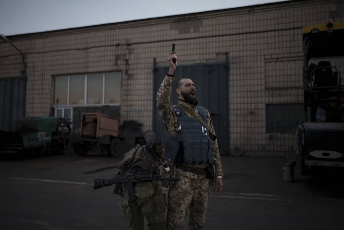 [브로바리=AP/뉴시스] 21일(현지시간) 우크라이나 브로바리에서 우크라이나 방위군 지휘관이 권총을 쏘며 지원병들의 훈련을 독려하고 있다. 2022.03.22.