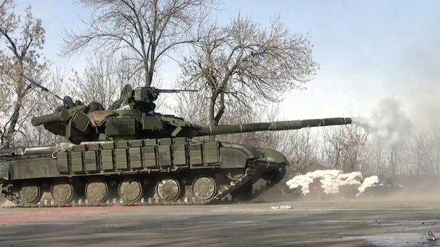  20일(현지시간) 러시아 군의 공세 강화 속 하르키우 전선에서 우크라이나 탱크가 발사를 하고 있다. 2022.3.20./사진=(하르키우 로이터=뉴스1)