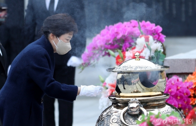 [사진]부친 묘역 찾은 박근혜 전 대통령
