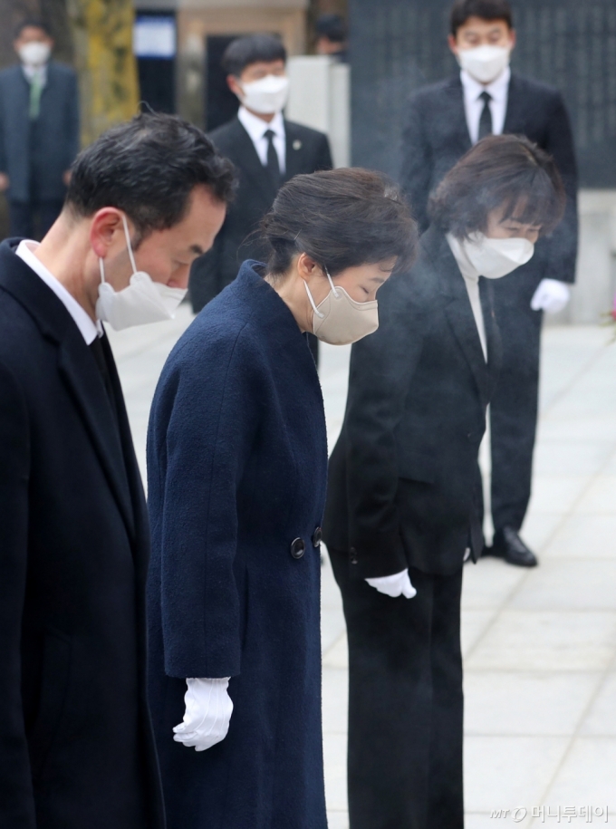[사진]부친 묘역 찾은 박 전 대통령