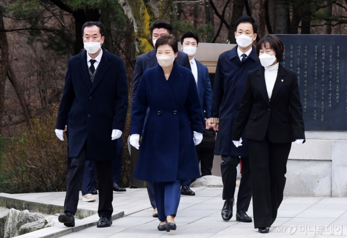 [사진]현충원 부친 묘역 찾은 박 전 대통령