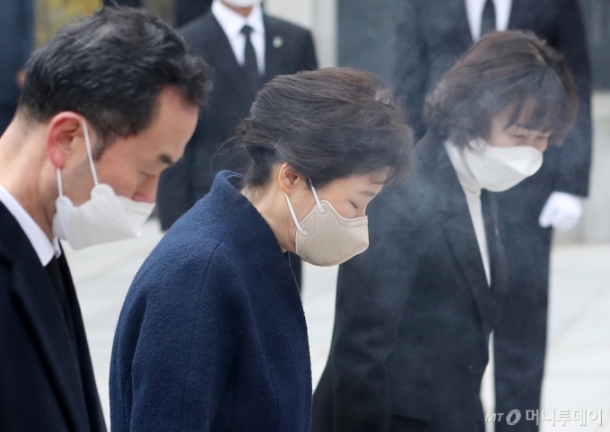 [사진]퇴원 후 부친 묘역 찾은 박근혜 전 대통령