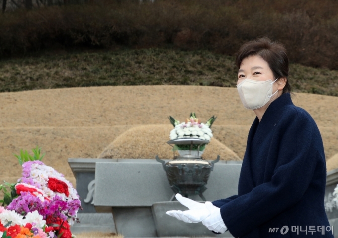 [사진]박근혜 전 대통령 퇴원 후 부친 묘역 참배