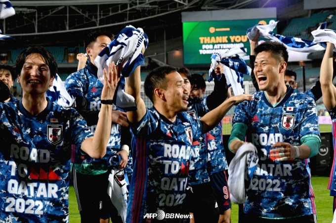 월드컵 본선 진출 확정 후 기뻐하는 일본 대표팀 선수들. /AFPBBNews=뉴스1