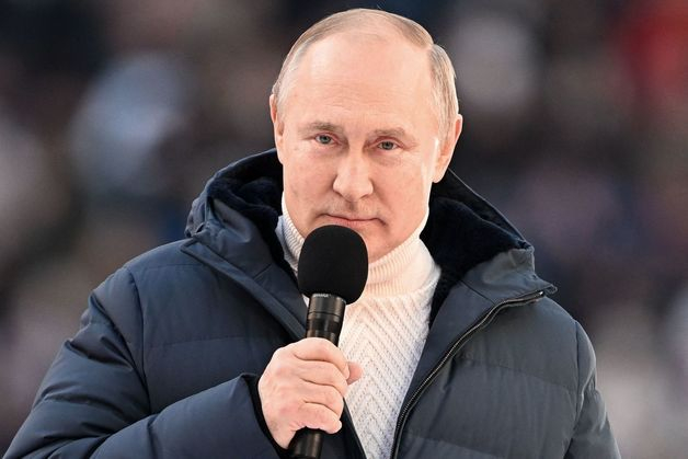 (모스크바 AFP=뉴스1) 우동명 기자 = 블라디미르 푸틴 러시아 대통령이 18일 (현지시간) 모스크바 루즈니키 경기장에서 20만명이 모인 크림반도 병합 8주년 기념 콘서트에 참석해 “우크라이나 군사작전은 정당하다”고 연설을 하고 있다.  (C) AFP=뉴스1  