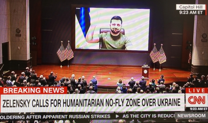 미국 의회에서 동영상 연설하는 젤렌스키 대통령/사진=CNN 중계 화면
