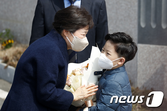 지난해 특별사면 후 입원치료를 하다 퇴원한 박근혜 전 대통령이 지난 24일 오후 대구시 달성군 사저에 도착해 동네 초등학생에게 환영 꽃다발을 받고 있다. /사진=뉴스1