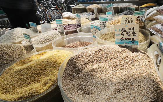 수입 곡물의 가격이 최근 2년 새 47% 이상 상승한 것으로 나타난 가운데 지난 16일 오후 서울 동대문구의 한 재래시장에 수입산 곡물이 진열되어 있다/사진=뉴스1