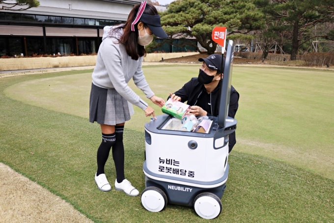 배달 로봇이 골퍼들을 대상으로 식음서비스를 제공하고 있다./사진= 삼성웰스토리