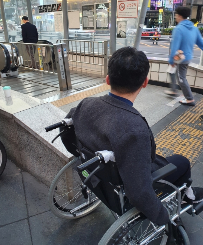 지난달 31일 저녁 7시쯤 서울 충무로역 1번 출구. 휠체어에 타니 평소에 오르던 에스컬레이터도 무섭게 느껴졌다./사진=김성진 기자