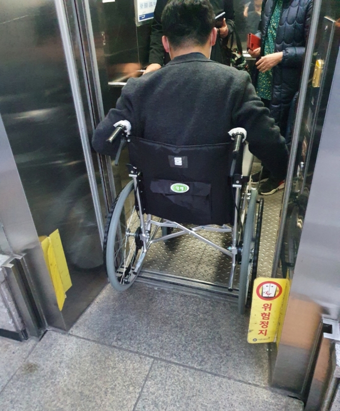 서울 충무로역을 휠체어 타고 이동하려면 7번 출구 부근 엘리베이터를 타야 한다. 지난달 31일 저녁 7시쯤, 휠체어 탄 기자가 지하철을 타러 1번 출구에서 약 200m를 이동해 엘리베이터를 타는 모습./사진=김성진 기자
