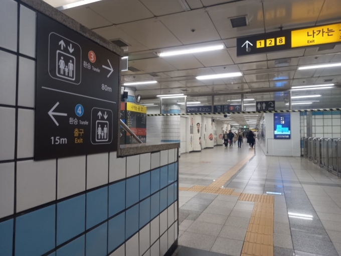 서울 충무로역 지상에서 지하 4층 3호선 승강장에 가려면 엘리베이터를 한번 갈아타야 한다. 두 엘리베이터 사이 거리는 80m다./사진=김성진 기자