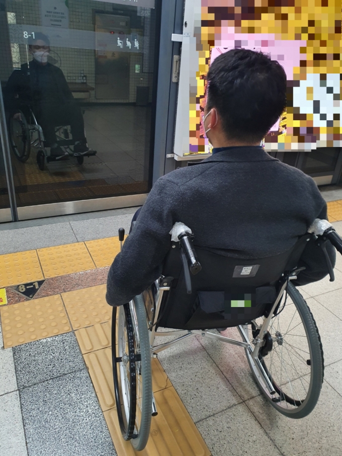 지난달 31일 휠체어 탄 기자가 승강장에 도착한 모습./사진=김성진 기자