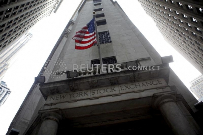 The Wall Street entrance to the New York Stock Exchange is pictured March 27, 2009. REUTERS/Eric Thayer