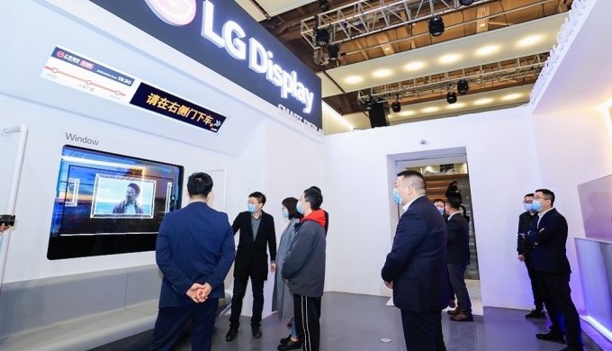 LG디스플레이가 지난달 29일부터 30일까지 중국 베이징에서 투명 OLED의 솔루션을 공개하는 로드쇼를 개최했다./사진제공=LG디스플레이