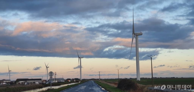 프랑스 부앵(Bouin)에 위치한 그린수소 스타트업 라이프(Lhyfe)사로 가는 길에 풍력발전기들이 늘어서 있다./낭트(프랑스)=민동훈 /사진=낭트(프랑스)=민동훈