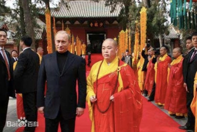 푸틴 러시아 대통령(사진 중앙 왼쪽)이 2006년 중국 방문 당시 소림사를 찾았다. 스융신 주지가 푸틴 대통령을 안내하고 있다./사진=바이두