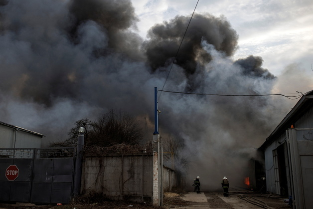 11일(현지시간) 우크라이나 하르키우에서 러시아 군의 포격으로 공장에서 검은 연기가 치솟고 있다. 2022.4.11./사진=(로이터통신=뉴스1)
