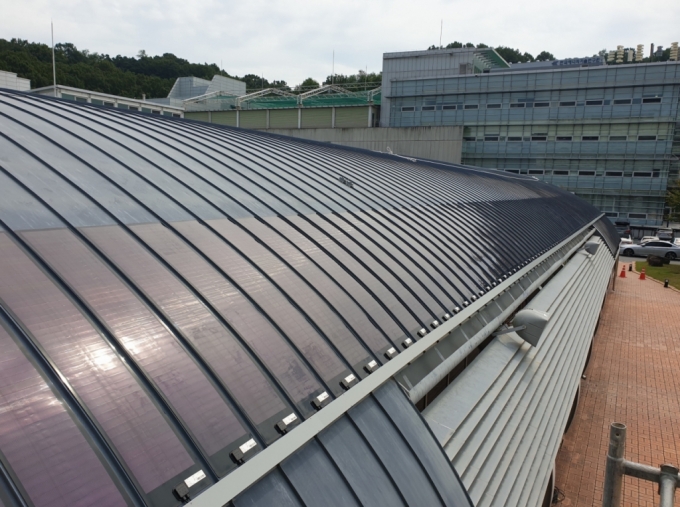 한국수력원자력 건물 지붕에 설치된 솔란드의 태양광 발전기 /사진=솔란드