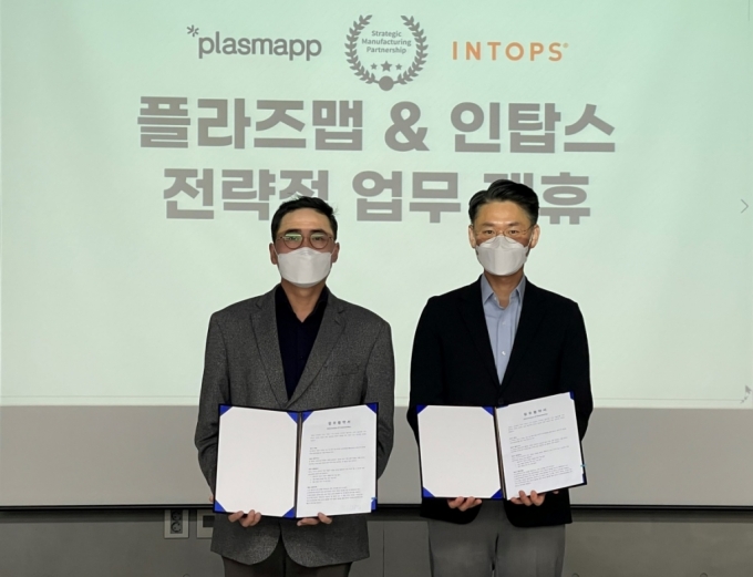 (왼쪽부터)임유봉 플라즈맵 대표, 김근하 인탑스 대표