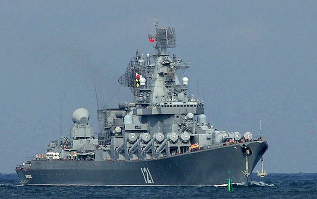 러시아 흑해함대 기함인 미사일 순양함 모스크바호가 지난 2013년 8월 13일 세바스토폴 만에 들어오고 있다. 러시아 국방부는 14일 (현지시간) 모스크바호가 탄약 폭발 후 예인 중에 태풍 속에서 침몰했다고 밝혔다.  (C) AFP=뉴스1  